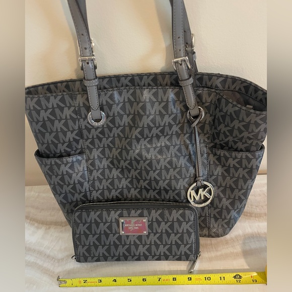 Michael Kors MK Logo Jet Set East/West Tote and Wallet set - Picture 2 of 7
